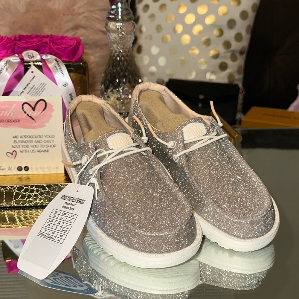 🌸Hey Dude Girls shoes size 3 in sparkly Rose Gold metallic sparkle🌸